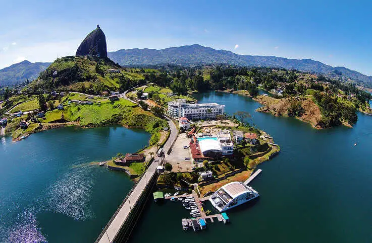 Guatapé & Piedra del Peñol – Color y Naturaleza