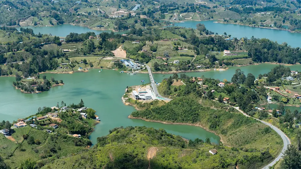 Guatapé y Piedra del Peñol: pueblo de colores y paseo en barco